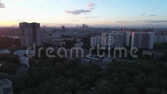 日落时大城市的空中录像视频的预览图