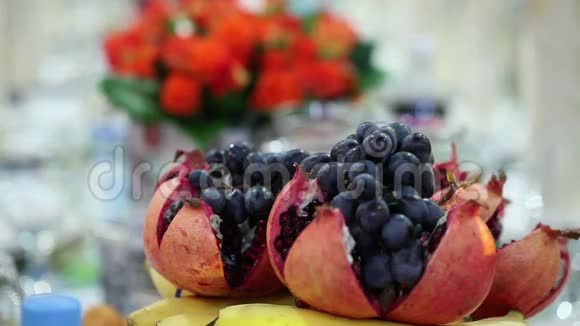带有水果的装饰节日餐桌视频的预览图