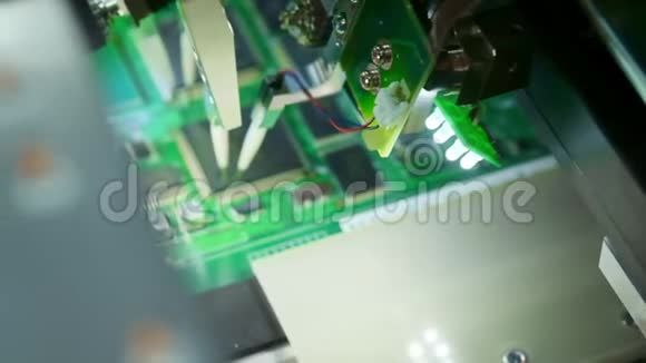 工厂机器工作印刷电路板装配自动化机器人臂表面安装技术视频的预览图