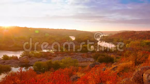 秋天的河谷和日出时间流逝4K视频的预览图