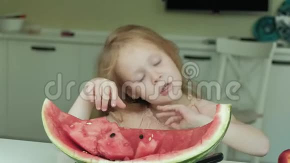 小女孩夏天在家厨房里吃西瓜视频的预览图