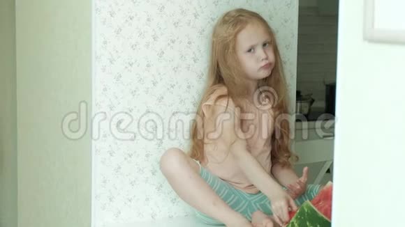 小女孩夏天在家厨房里吃西瓜视频的预览图