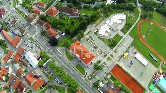 Vrhnika市和自行车竞争者的空中射击视频的预览图