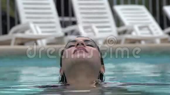 女子在游泳池游泳视频的预览图