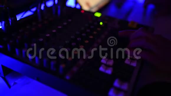 迪斯科的DJ在遥控器后面工作舞池和轻音乐视频的预览图
