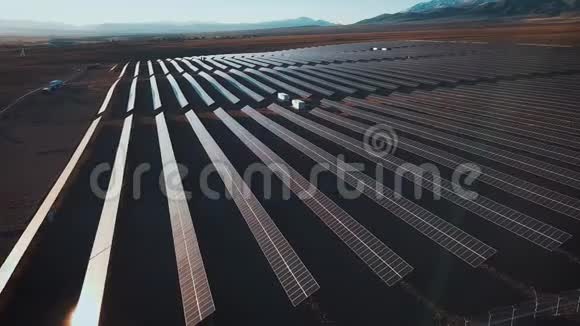 空中沙漠景观大型工业太阳能农场生产集中太阳能围绕着山和视频的预览图