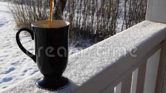 在冬日阳光下喝杯咖啡清脆的雪视频的预览图