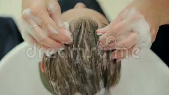 女理发师手握手指间锁毛梳子和剪刀特写用剪刀修剪头发的尖端圣斯特视频的预览图