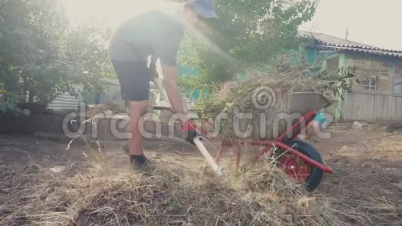 劳动男女园艺打扫草地园农业工作农民装载垃圾和草的生活方式视频的预览图