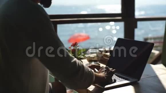 度假期间在海前工作的人视频的预览图