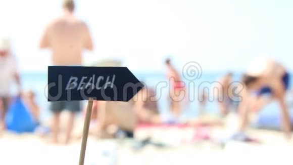 海滩标志夏季炎热天气和热带海的游客和雨伞视频的预览图