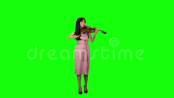 亚洲女孩拉小提琴绿色屏幕视频的预览图