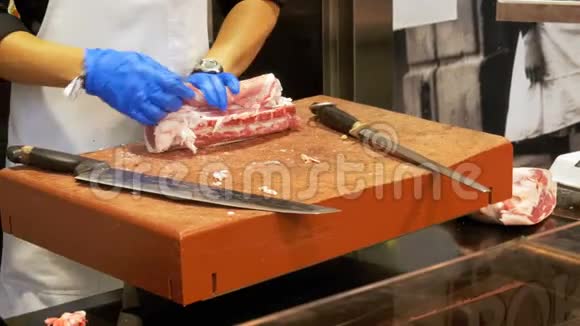 屠夫用大刀切生肉在拉波奎利亚市场巴塞罗那西班牙视频的预览图