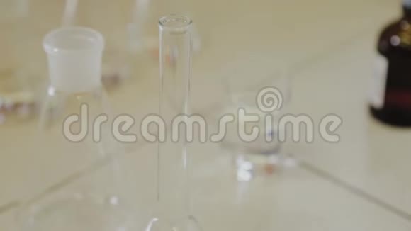科学实验室的玻璃试管视频的预览图