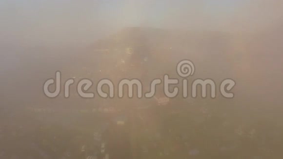 从雾中的鸟瞰到露营山景视频的预览图