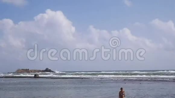平静的女孩从印度洋的太阳和岛的背景视频的预览图