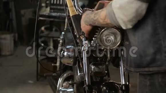 Biker在车库里收集部分摩托车视频的预览图