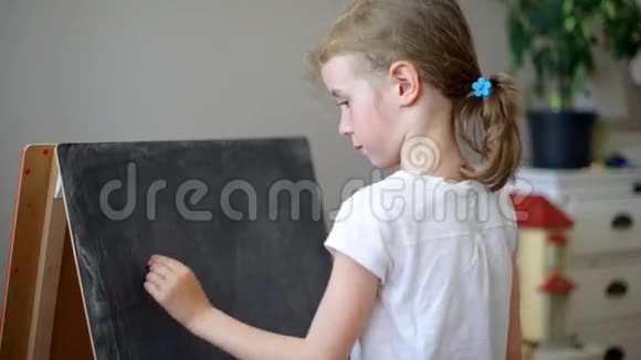 小女孩在黑板上写字视频的预览图