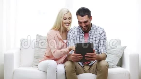 带平板电脑在家观看照片的幸福夫妇视频的预览图