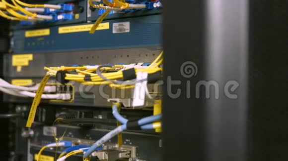 从服务器出来的电线和电缆视频的预览图