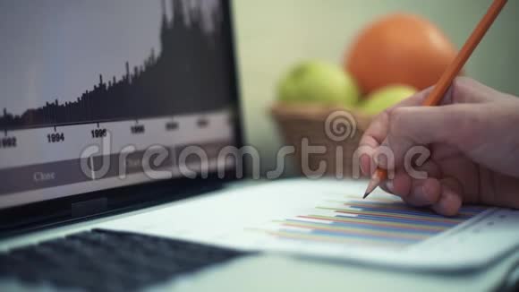 男性用铅笔在打印的分析图表上做笔记视频的预览图