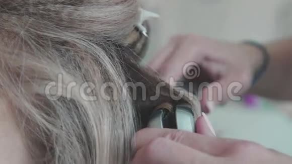 理发师用卷发熨斗剪发卷发视频的预览图