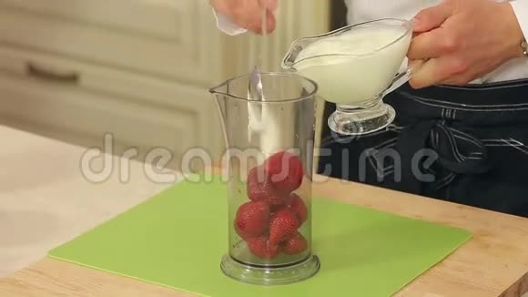 厨师将草莓酸奶和蜂蜜混合在一起视频的预览图