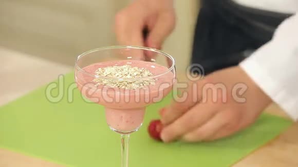 厨师是草莓冰沙装饰玻璃视频的预览图