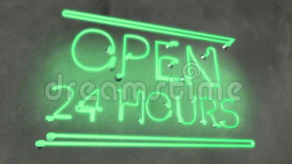 霓虹灯标志24小时开放在咖啡馆酒吧餐厅晚上工作当地酒吧视频的预览图