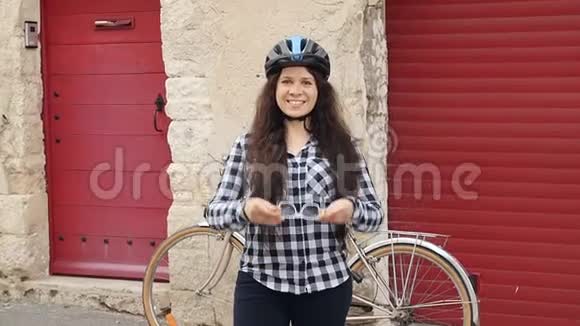 一个骑自行车的年轻女子视频的预览图