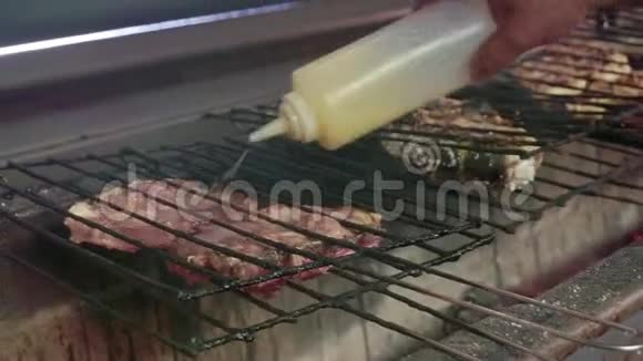 烤肉配牛排和鱼视频的预览图