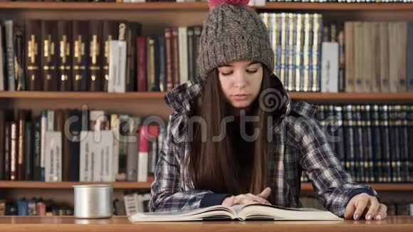 学生女孩在大学图书馆看书视频的预览图