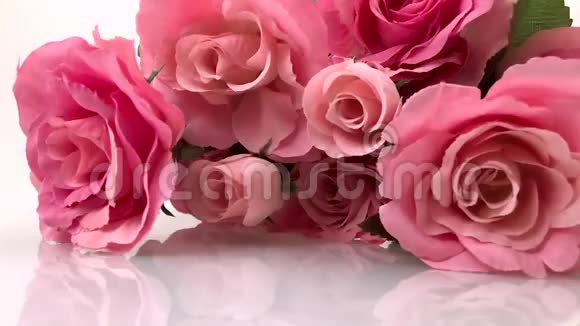 粉色玫瑰上的小红心视频的预览图