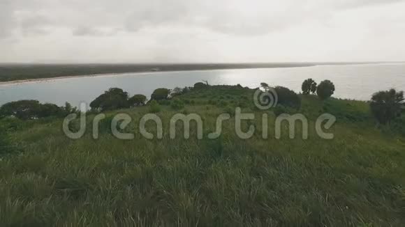 美丽的草山和陡峭的悬崖视频的预览图