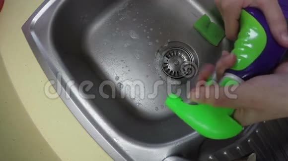 手拿海绵洗手池4K视频的预览图