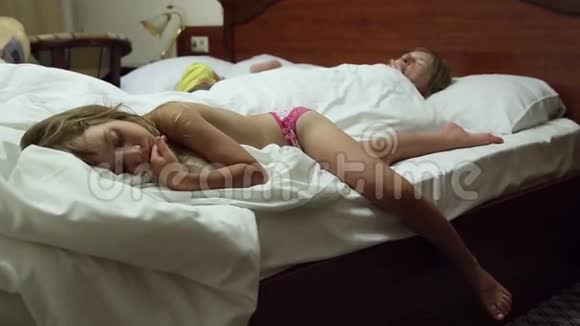 女人和熟睡的孩子躺在床上视频的预览图
