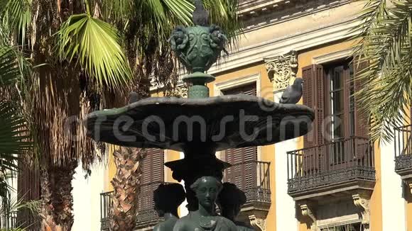 皇家广场有一个喷泉的三个Graces在巴塞罗那西班牙视频的预览图