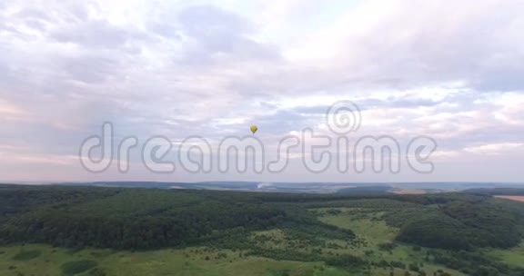在乌克兰山谷上空飞行的气球来自世界各地的游客来到乌克兰在炎热的天气里旅行视频的预览图