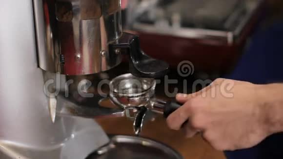 咖啡师用磨碎的咖啡灌满咖啡关门视频的预览图
