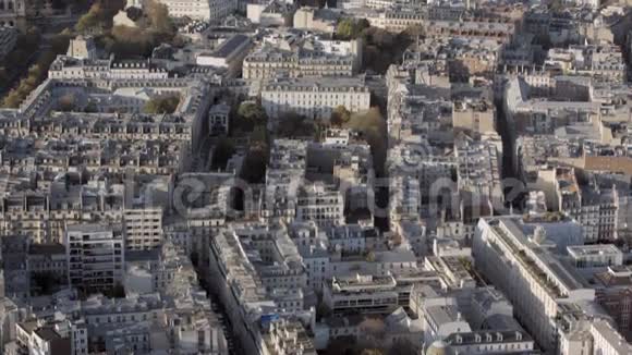 在巴黎的亚力山大三号桥的空中介绍镜头视频的预览图