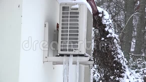 冬季室内墙体热泵系统冻结冰桩4K视频的预览图