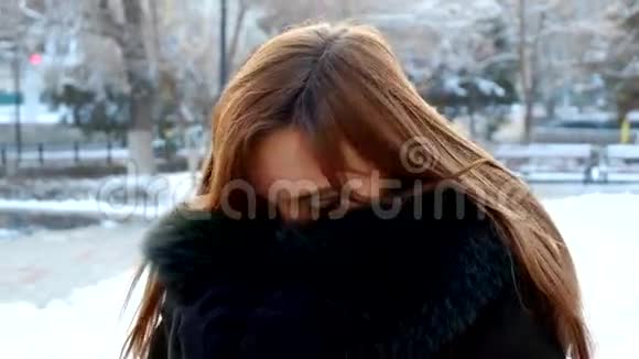 女孩把脸藏在毛皮大衣里年轻女子视频的预览图
