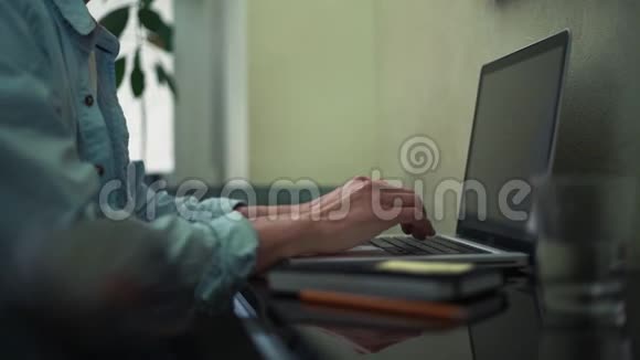 在家里用笔记本电脑的商人书桌上有带问题标志的贴纸视频的预览图