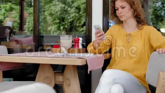 一位年轻漂亮的女士在咖啡馆喝着冰沙视频的预览图