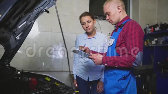 汽车服务维修保养和人员概念机械师检查所完成工作的质量视频的预览图