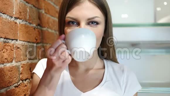 女青年杯喝咖啡的肖像视频的预览图