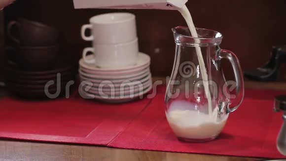 咖啡师把牛奶倒进玻璃壶里中型射击视频的预览图