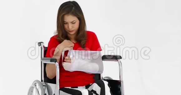 轮椅上的断臂女性视频的预览图