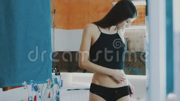 黑顶少女在浴室镜子前摸胃苗条视频的预览图