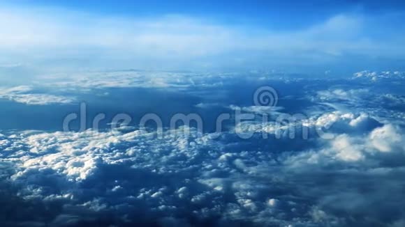 透过飞机窗户的美丽的云彩RL潘视频的预览图